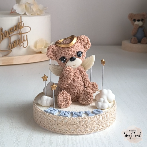 Miś Aniołek + imię i wiek. Figurka na tort z zimnej porcelany. Pamiątka urodzin, chrztu chłopca, dziewczynki