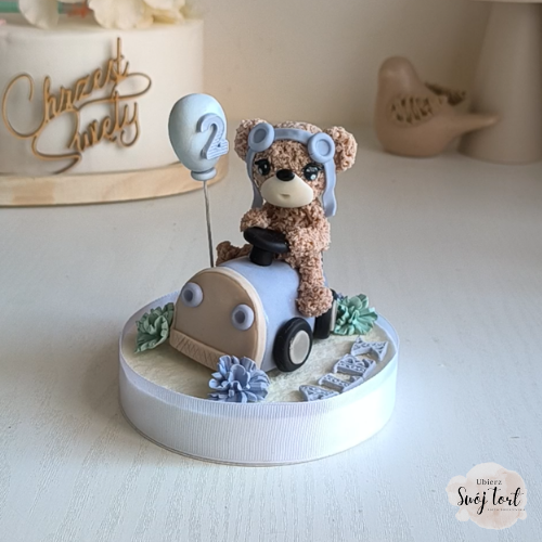 Miś w aucie + imię i wiek. Figurka na tort z zimnej porcelany. Pamiątka urodzin, chrztu chłopca