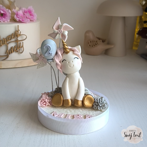 Jednorożec + imię i wiek. Figurka na tort z zimnej porcelany. Pamiątka urodzin, chrztu dziewczynki