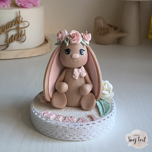 Królisia z różyczkami + imię i wiek. Figurka Króliczka na tort z zimnej porcelany. Pamiątka urodzin, chrztu dziewczynki