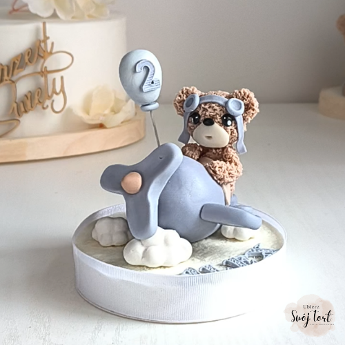 Miś w samolocie + imię i wiek. Figurka na tort z zimnej porcelany. Pamiątka urodzin, chrztu chłopca