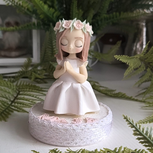 Dziewczynka komunijna na tort z imieniem. Figurka z zimnej porcelany. Pamiątka komunijna